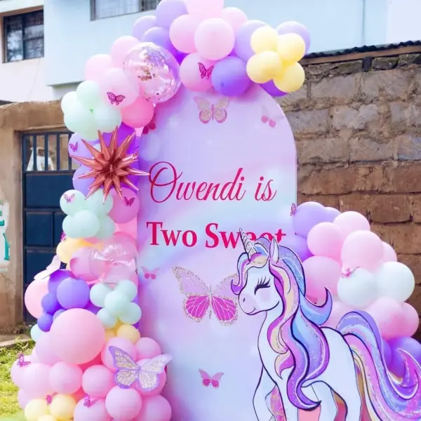 Curved And Animation Balloon Backdrop